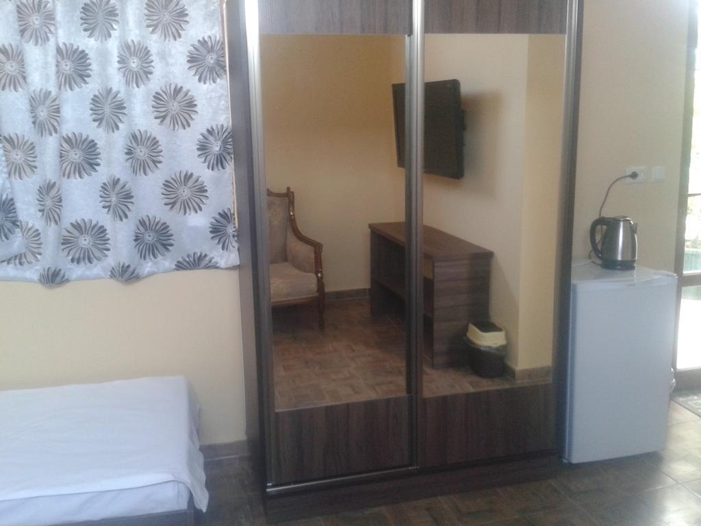 Maxim Mini Hotel Batumi Exterior foto